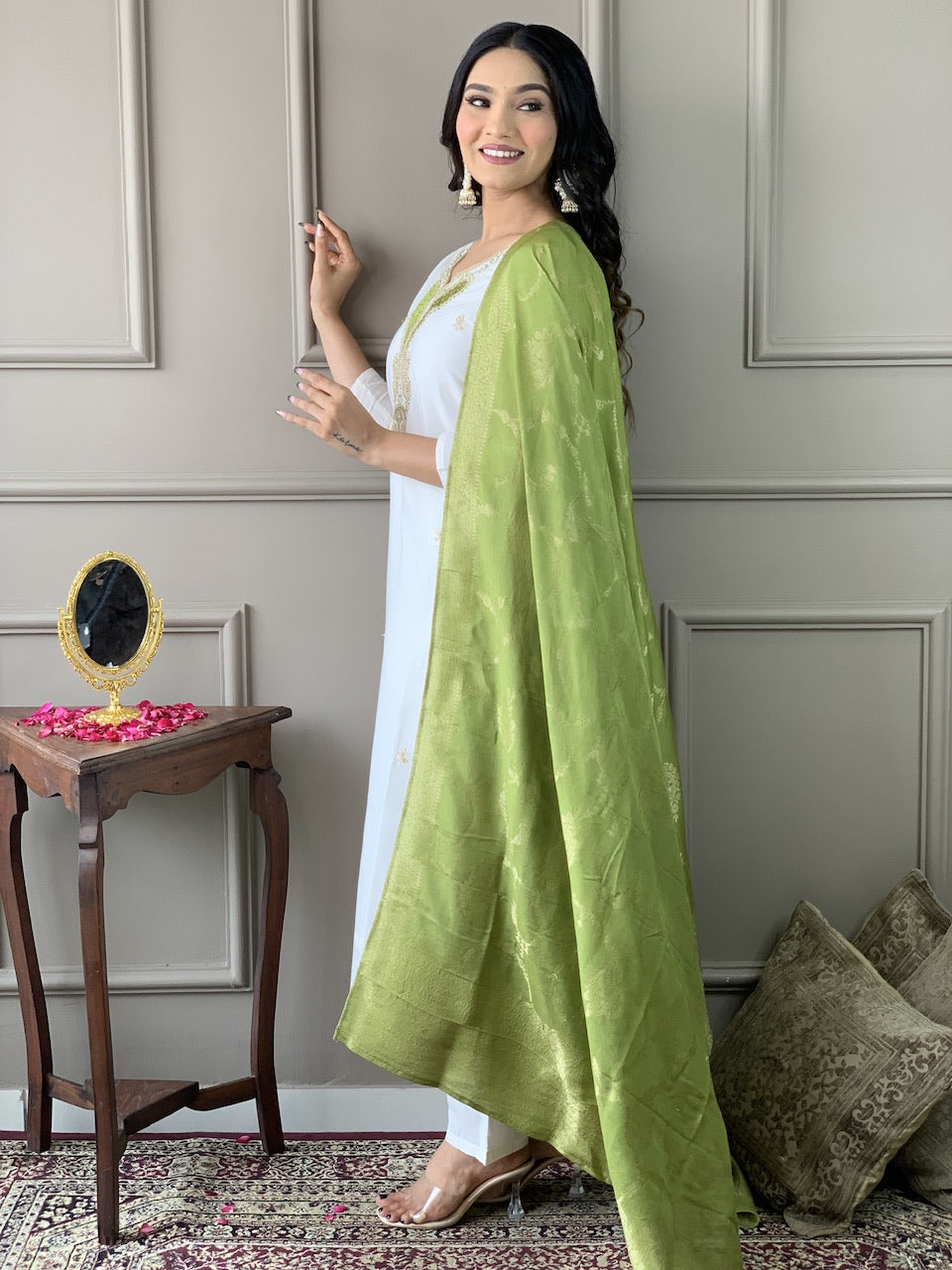 Women's Off White viscose blend  with  Embroidered Straight Kurta with Viscose blend  Pant And viscose Jacquard   Dupatta Sets