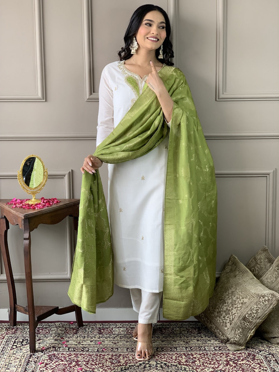 Women's Off White viscose blend  with  Embroidered Straight Kurta with Viscose blend  Pant And viscose Jacquard   Dupatta Sets