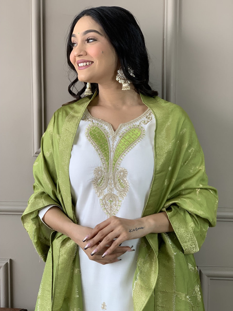 Women's Off White viscose blend  with  Embroidered Straight Kurta with Viscose blend  Pant And viscose Jacquard   Dupatta Sets